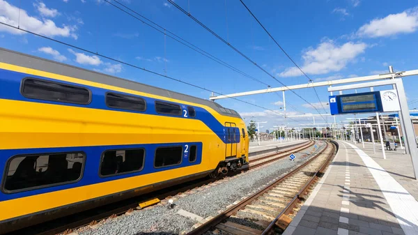 Trens Interurbanos Holandeses Plataforma Uma Estação Ferroviária Nos Países Baixos — Fotografia de Stock