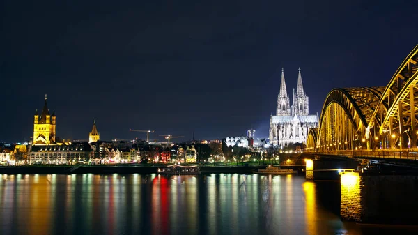 Köln Katedrali Nin Riverside Manzarası Ren Nehri Üzerindeki Tren Yolu — Stok fotoğraf