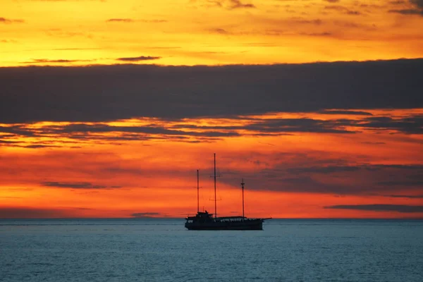 Skepp Havet Med Stor Solnedgång — Stockfoto