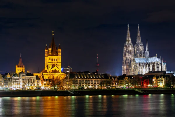 德国大圣马丁教堂和科隆大教堂市政厅河畔景观 — 图库照片