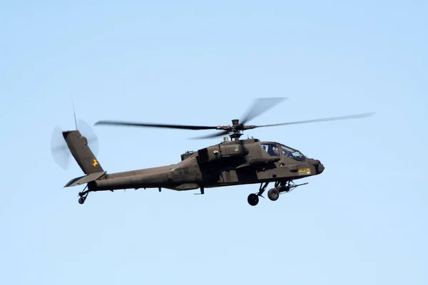 6月18日 オランダ陸軍のAh 64アパッチ攻撃ヘリコプターがオランダ空軍のオープンハウスを飛行中 2005年6月18日オランダ ギルゼリェン — ストック写真