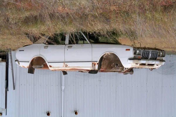 Opuszczony Samochód Góry Nogami — Zdjęcie stockowe