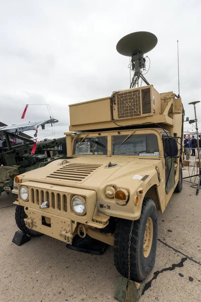Bourget 2015年6月18日 第51回パリ国際航空ショーにおける第2騎兵連隊のアメリカ陸軍M1113重航空輸送車 Avt — ストック写真