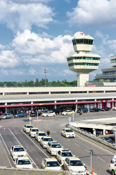 Berlin Haziran 2016 Berlin Tegel Havaalanı Havaalanı Terminalinin Önünde Havaalanı — Stok fotoğraf