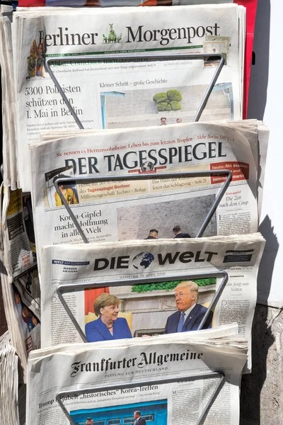 Berlin Apr 2018 Tidningskiosk Med Olika Tyska Tidningar Och Angela — Stockfoto