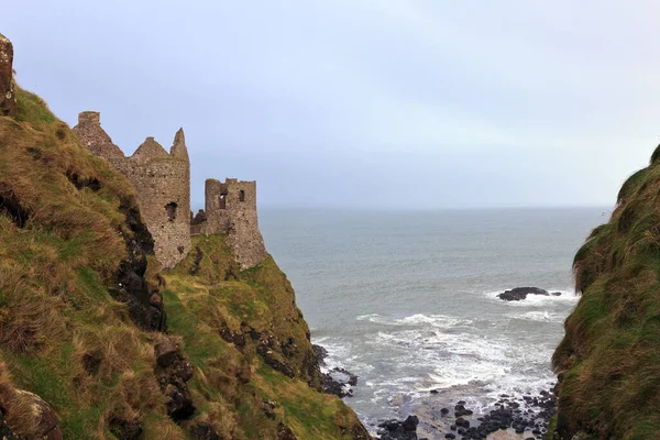 Zamek Dunluce Zrujnowany Średniowieczny Zamek Irlandii Północnej — Zdjęcie stockowe