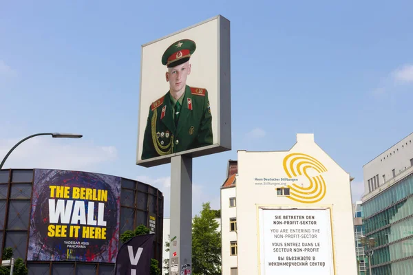 Berlin May 2014 Illuminated Photograph Soviet Soldier Checkpoint Charlie Berlin — Stock Photo, Image