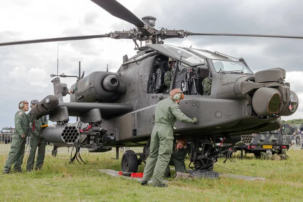 Gilze Rijen Niederlande Juni 2014 Bodenpersonal Bereitet Einen Apache Kampfhubschrauber — Stockfoto