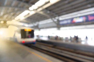 Arka plan bulanık skytrain istasyonu, Bangkok Tayland.