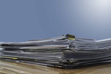 yığını üstünde okul sırası içinde office belgelerinin.