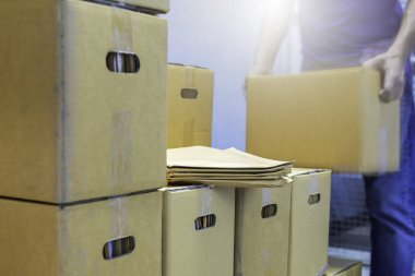 Yığın enverlopes kahverengi kutusu.