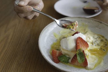 Passion fruit dondurma taze çilek ve tutku meyve, krem şanti ve taze nane fışkın ile tepesinde.