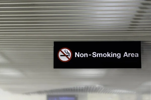 Nekuřácký Podepisuje Letišti — Stock fotografie