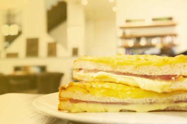 Sandviç jambon ve peynirli ızgara tost plaka ve izole 