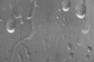 Closeup yağmur bulanık b ile pencere camına net değildir