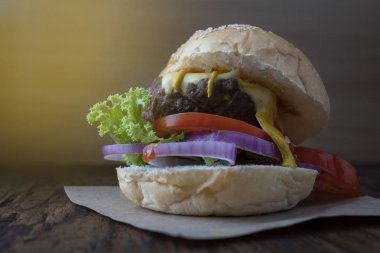 Hamburger, peynir, domates, soğan, turşur ve muhallebi.