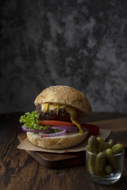 Hamburger, peynir, domates, soğan, turşur ve muhallebi.