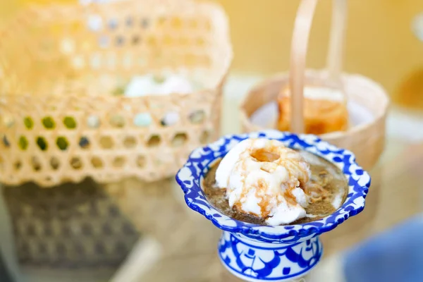 Caffè espresso con gelato alla vaniglia e giovani donne sono pouri — Foto Stock