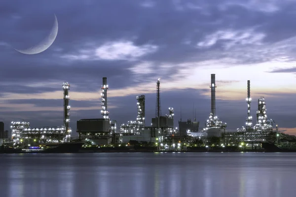 日出前靠近河的炼油厂工业工厂. — 图库照片