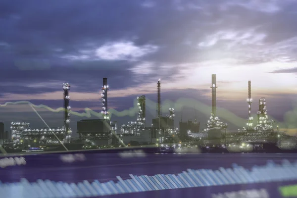 Завод нефтеперерабатывающей промышленности у реки до восхода солнца . — стоковое фото