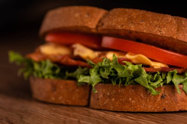 Marullu sandviç, kızarmış pastırma, domates.