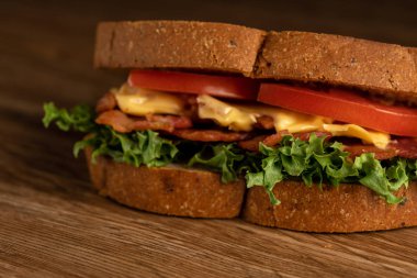 Marullu sandviç, kızarmış pastırma, domates.