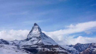 Bulutlu bir günde Matterhorn, dağların kralı. (Riffelberg İstasyonu, Zermatt, İsviçre.)