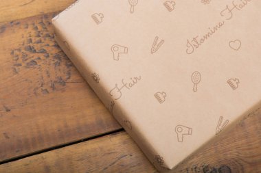 Bir güzel dekoratif kağıt paketinde sarılmış hediye