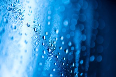 Bardağa su damlatıyor.