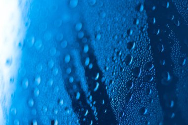 Bardağa su damlatıyor.