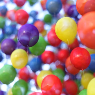 Mavi gökyüzünde çok renkli balonlar