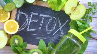 Yeşil smoothies sebze ve meyve ile. Detoks günü. 