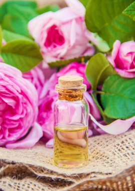 Hafif bir arka plan üzerinde gül uçucu yağ.