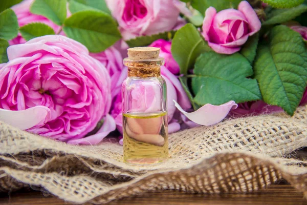 Hafif bir arka plan üzerinde gül uçucu yağ.