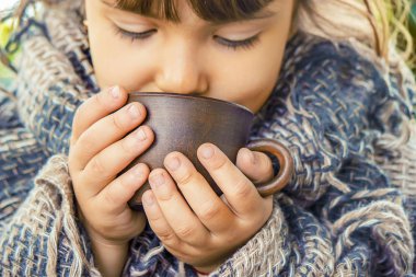 Çocuk ve sonbahar doğa