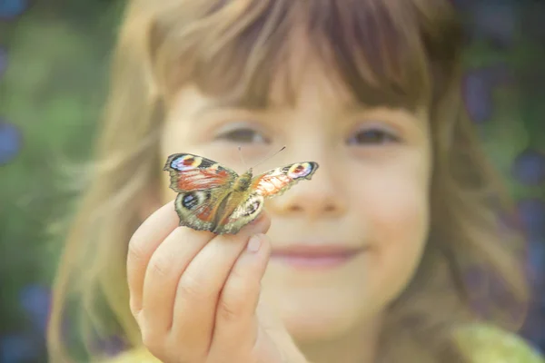 Kind Mit Einem Schmetterling Der Hand Selektiver Fokus — Stockfoto