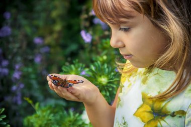 Çocuk elinde bir kelebek ile. Seçici odak.