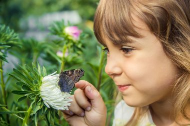 Çocuk elinde bir kelebek ile. Seçici odak.