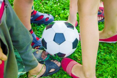 Bir futbol topu futbol oynamak çocuklar. Seçici odak.