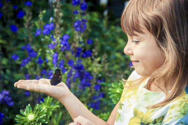 Kind Mit Einem Schmetterling Der Hand Selektiver Fokus — Stockfoto