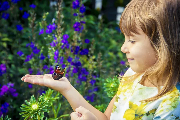 Kind Mit Einem Schmetterling Der Hand Selektiver Fokus — Stockfoto