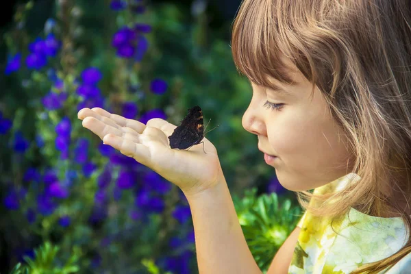 Kind Mit Einem Schmetterling Der Hand Selektiver Fokus — Stockfoto