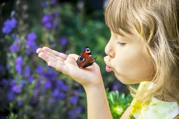 Kind Mit Einem Schmetterling Der Hand Selektiver Fokus — Stockfoto