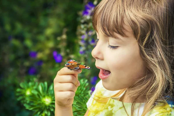 Kind Mit Einem Schmetterling Der Hand Selektiver Fokus — Stockfoto