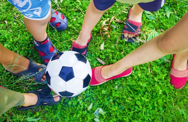 Bir futbol topu futbol oynamak çocuklar. Seçici odak.