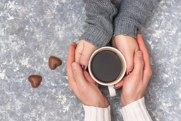 Männliche Und Weibliche Hände Mit Kaffeebechern Selektiver Fokus — Stockfoto