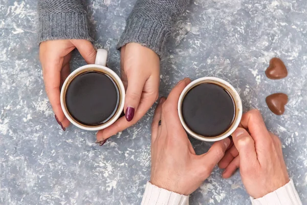 Männliche Und Weibliche Hände Mit Kaffeebechern Selektiver Fokus — Stockfoto