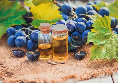 küçük bir kavanoza üzüm çekirdeği ekstresi. Seçici odak.