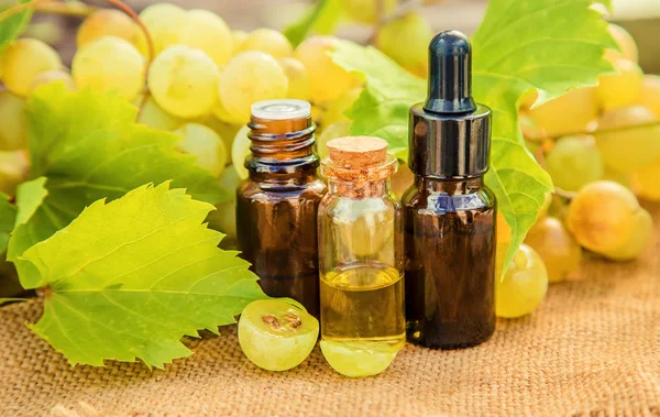 küçük bir kavanoza üzüm çekirdeği ekstresi. Seçici odak.