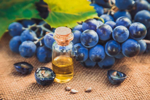 küçük bir kavanoza üzüm çekirdeği ekstresi. Seçici odak.